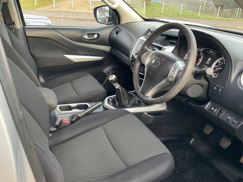 NISSAN NP300